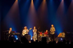 Guitare électrique, chant, piano, batterie (drum), guitare basse