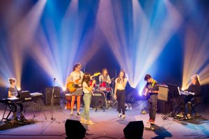 Guitare électrique, chant, piano, batterie (drum), guitare basse