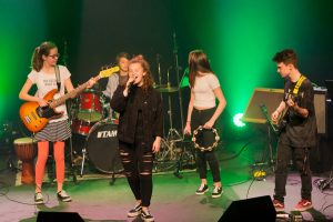 Guitare électrique, chant, piano, batterie (drum), guitare basse