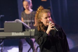 Guitare électrique, chant, piano, batterie (drum), guitare basse