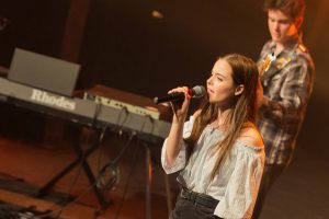 chant, guitare basse,