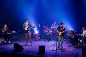 guitare électrique, chant, piano, guitare basse, batte